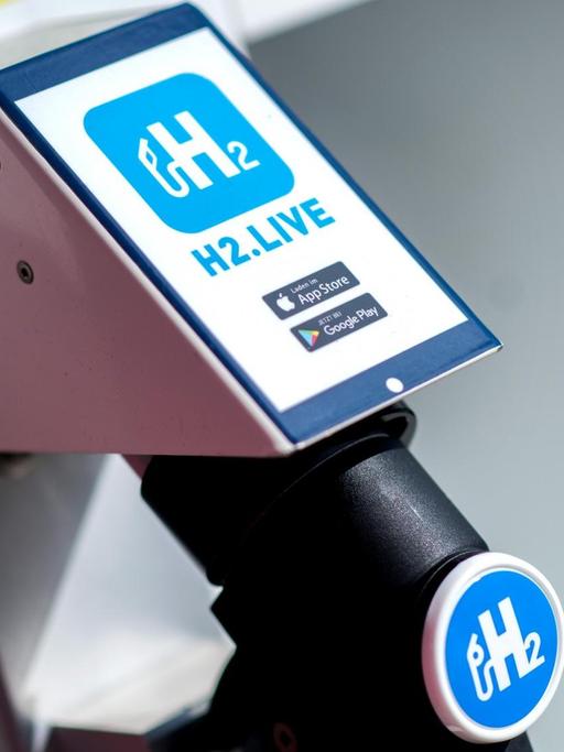 Eine Zapfsäule mit der Aufschrift "H2.Live" an der ersten Wasserstofftankstelle in Niedersachsen