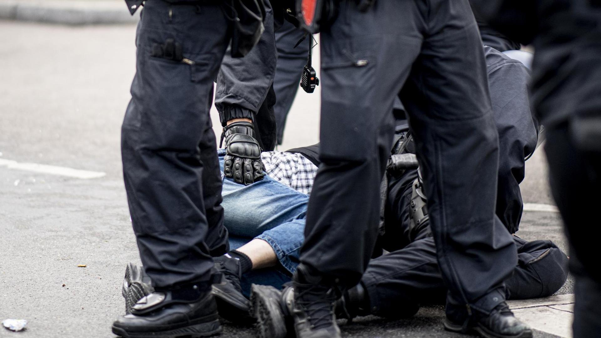 Die Polizei hält eine Teilnehmerin der Demonstration verschiedener palästinensischer Gruppen in Neukölln fest. Zum jährlichen Gedenktag Nakba am 15. Mai erinnern Palästinenser an die Flucht und Vertreibung von Hunderttausenden Palästinensern aus dem Gebiet des späteren Israels. Die Polizei hält eine Teilnehmerin der Demonstration verschiedener palästinensischer Gruppen in Neukölln fest. Zum jährlichen Gedenktag Nakba am 15. Mai erinnern Palästinenser an die Flucht und Vertreibung von Hunderttausenden Palästinensern aus dem Gebiet des späteren Israels.
