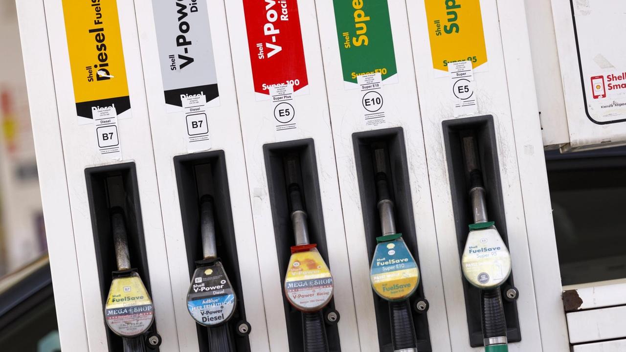 Zapfsäulen an einer Tankstelle Zapfsäulen an einer Tankstelle