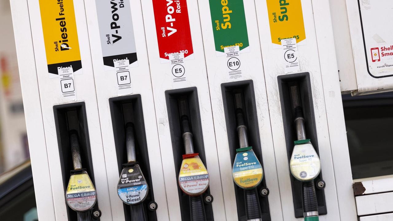 Zapfsäulen an einer Tankstelle Zapfsäulen an einer Tankstelle