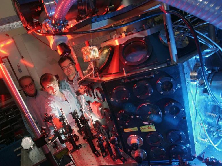 Im Laserlabor am Institut für Optik und Quantenelektronik der Universität Jena