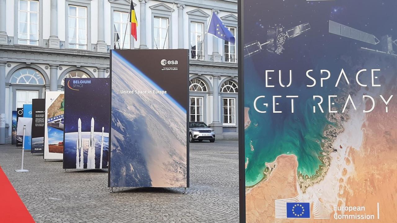 Blick in den Innenhof des Egmont Palace in Brüssel mit Plakaten zur Raumfahrt, wo die Europäische Weltraumkonferenz stattfindet.