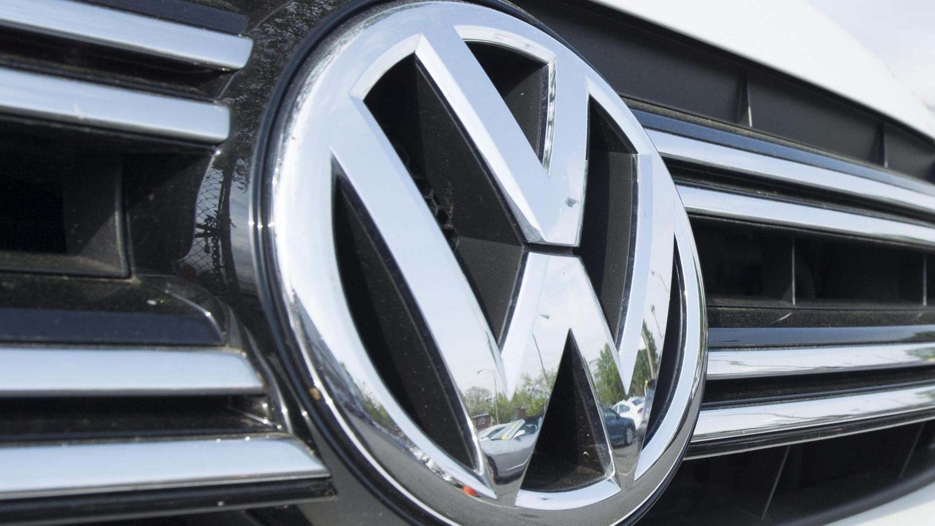 Das VW-Logo an einem Fahrzeug.