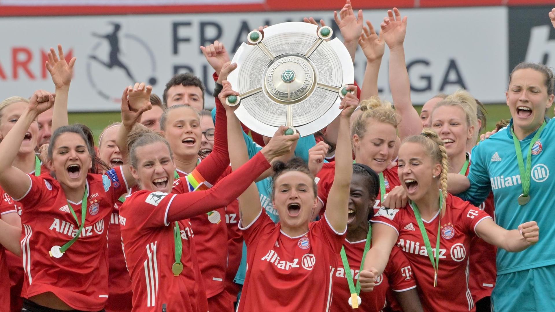 Die Spielerinnen vom FC Bayern München jubeln über die Deutsche Meisterschaft mit der Meister-Schale.