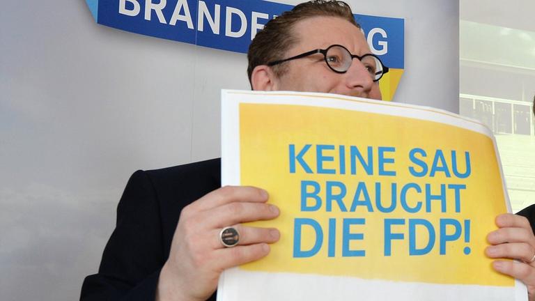 Brandenburgs FDP-Chef Gregor Beyer (l.) und Fraktionschef Andreas Büttner stellen in Potsdam die Wahlkampagne der FDP vor. Brandenburgs FDP-Chef Gregor Beyer (l.) und Fraktionschef Andreas Büttner stellen in Potsdam die Wahlkampagne der FDP vor.