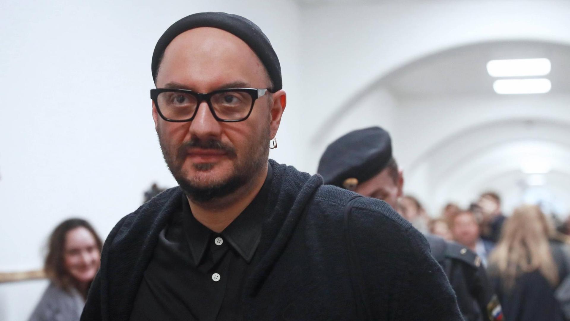 Theater- und Filmregisseur Kirill Serebrennikov nach einer Anhörung seines Falles in Moskau. Theater- und Filmregisseur Kirill Serebrennikov nach einer Anhörung seines Falles in Moskau.