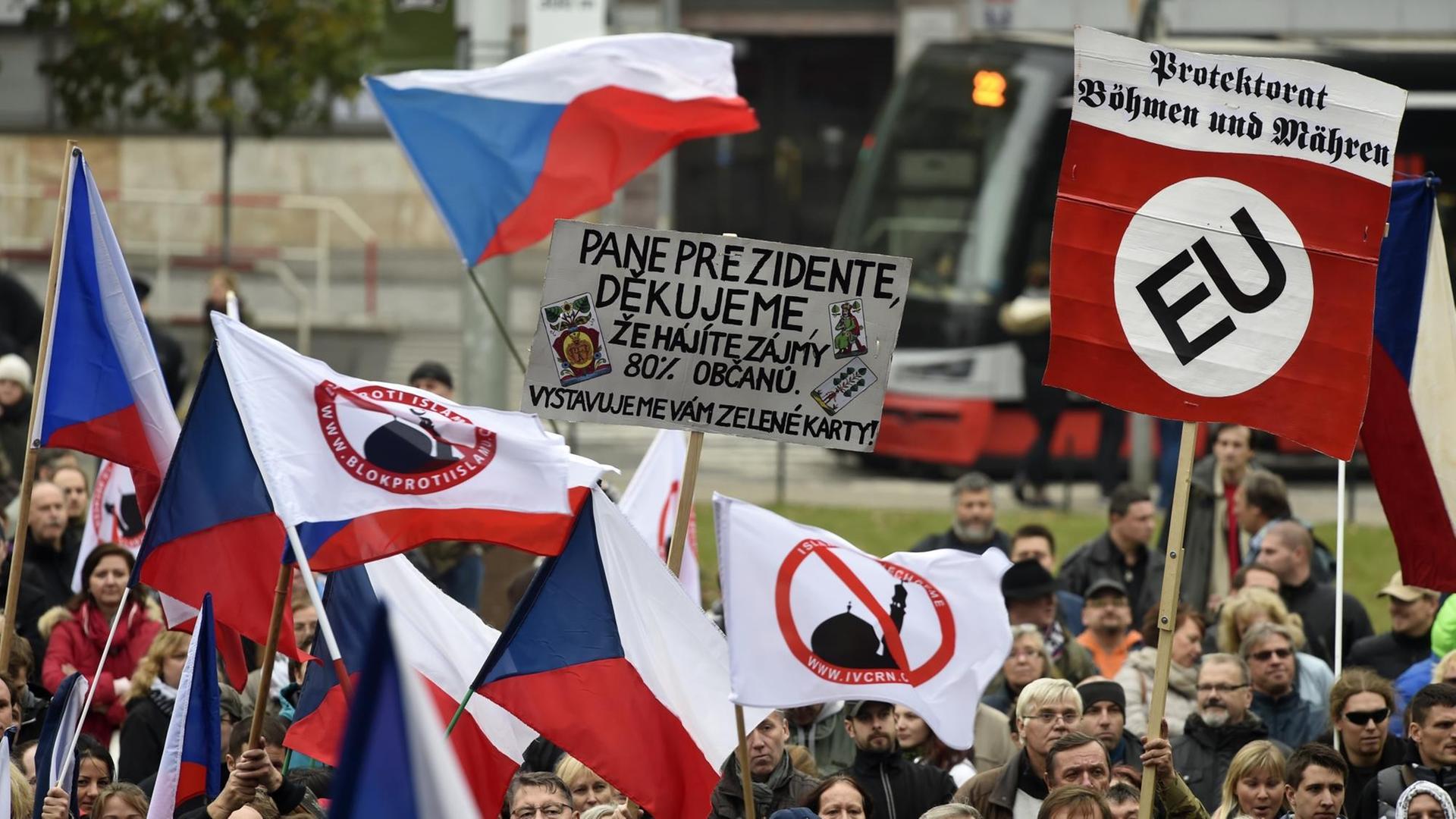 Teilnehmer einer Demonstration in Prag gegen die Aufnahme von Flüchtlingen und eine angebliche Islamisierung Europas am 29.10.2015. Teilnehmer einer Demonstration in Prag gegen die Aufnahme von Flüchtlingen und eine angebliche Islamisierung Europas am 29.10.2015.