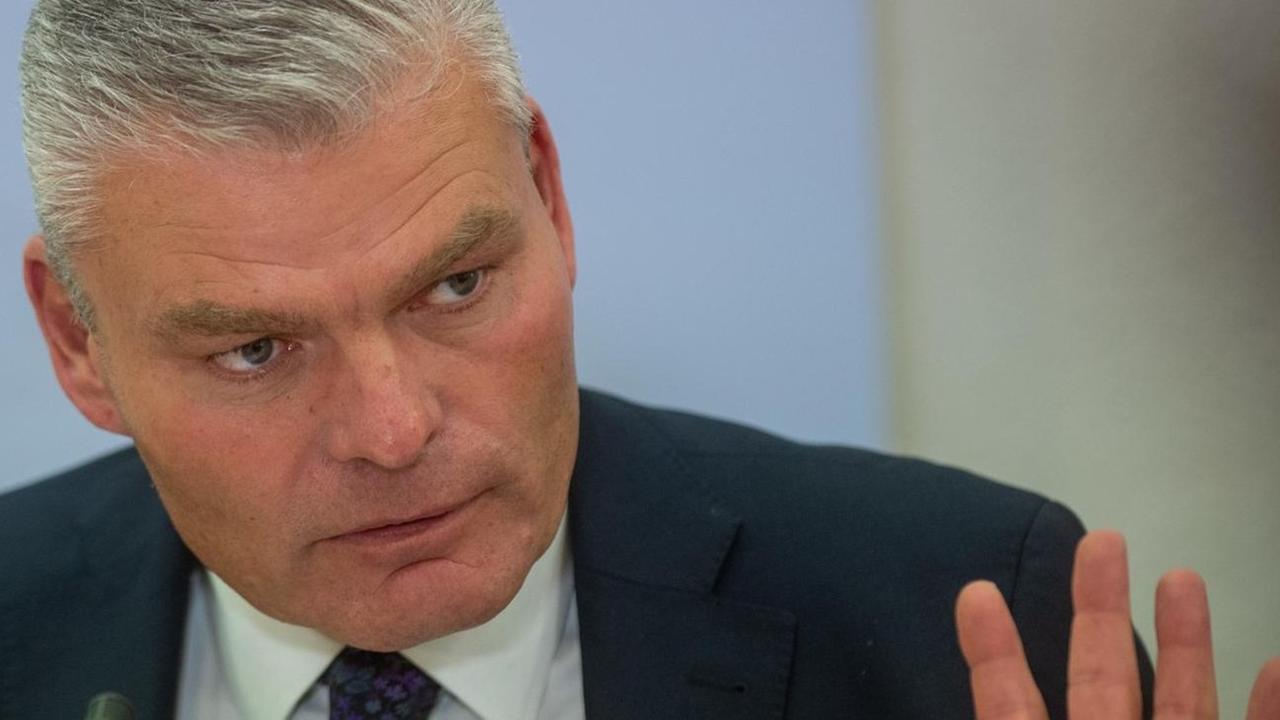 Holger Stahlknecht mit leicht erhobenen Händen bei einer Pressekonferenz Holger Stahlknecht mit leicht erhobenen Händen bei einer Pressekonferenz