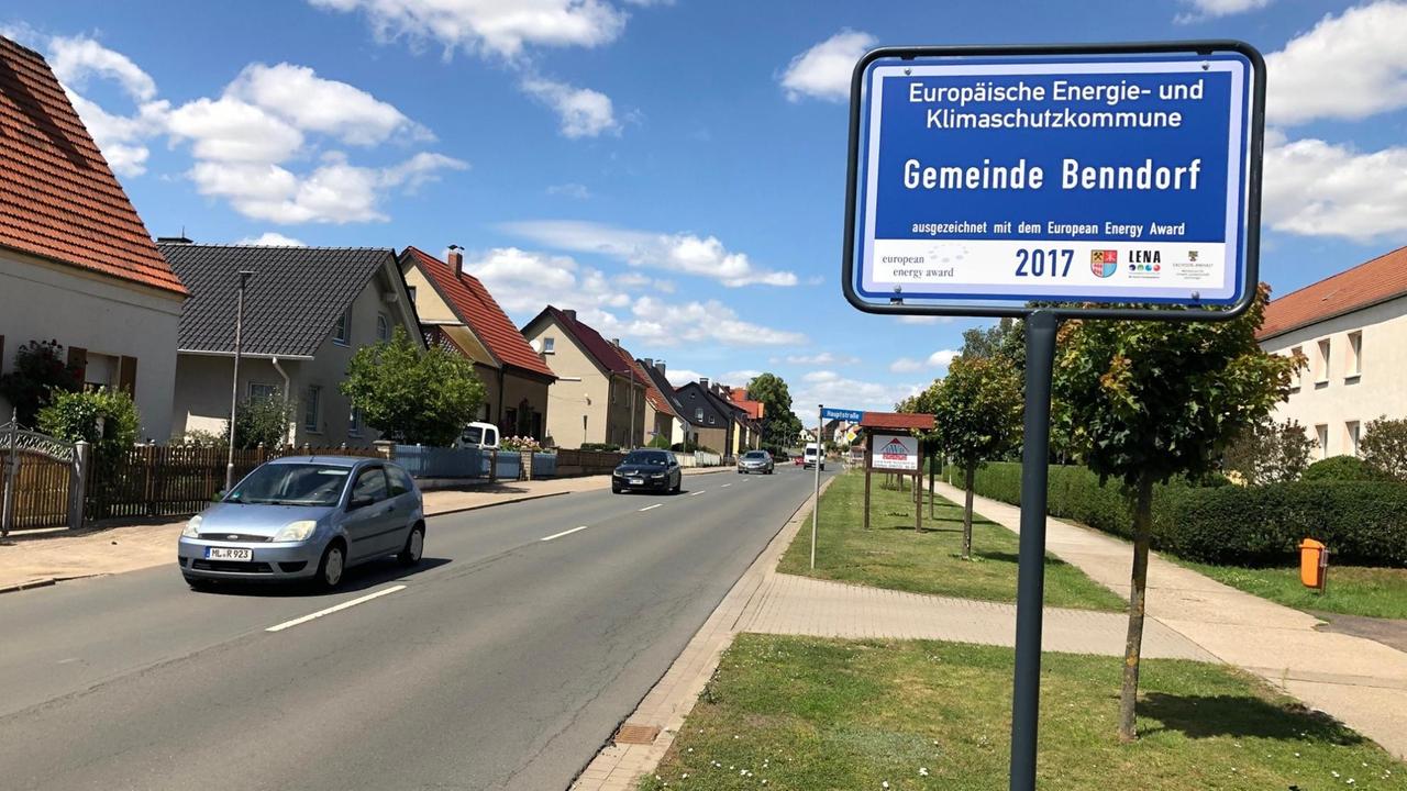 Ortseingang mit Schild von Benndorf in Sachsen-Anhalt 