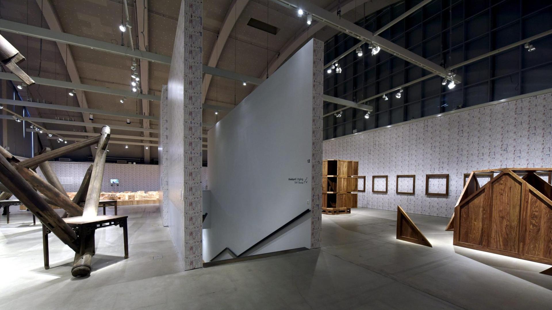 Kunst von Ai Wei Wei steht im Museum für Gegenwartskunst in Helsinki (HAM).