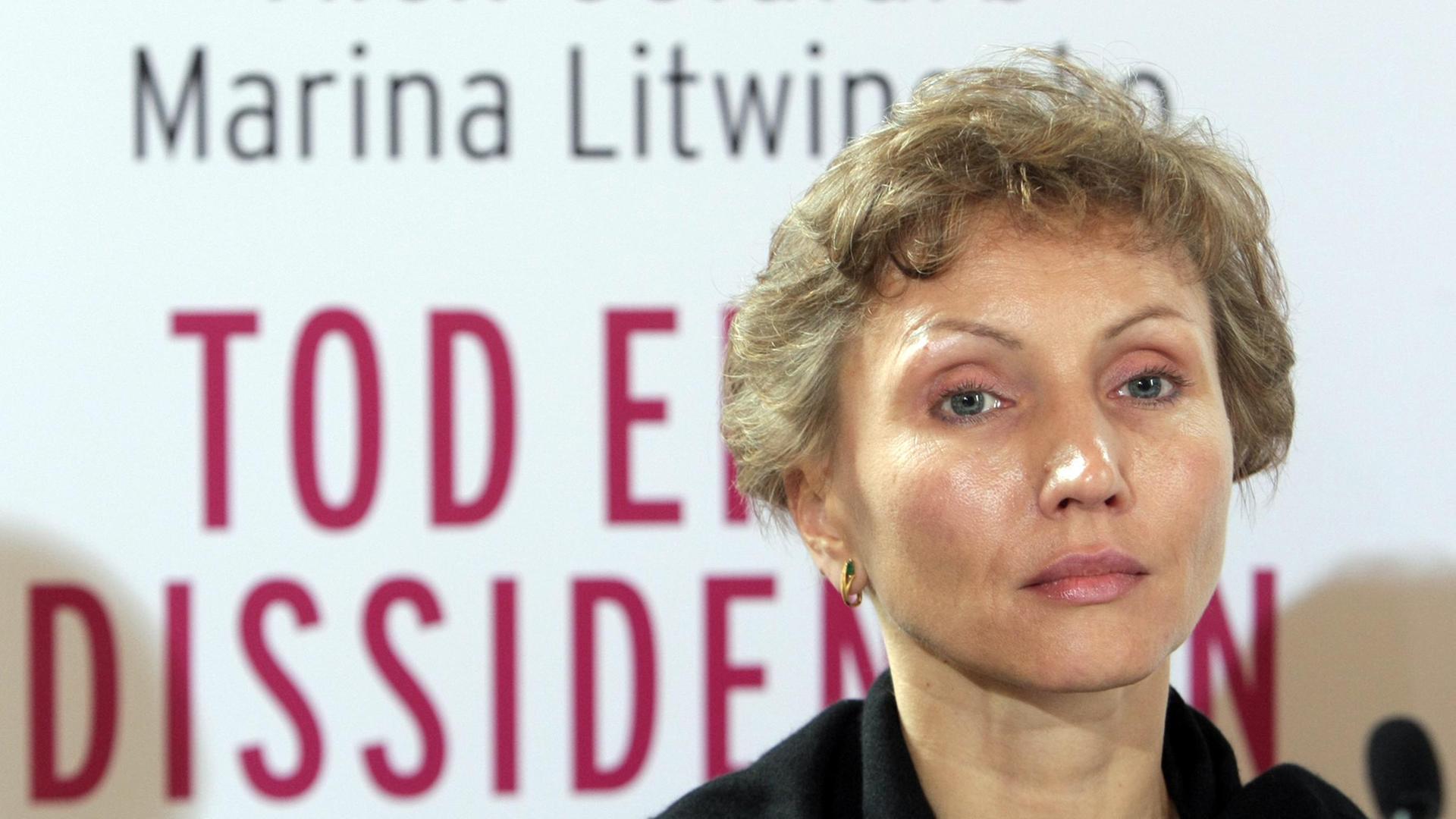 Die Witwe Alexander Litwinenkos, Marina Litwinenko, stellt am 15.06.2007 in Hamburg die deutsche Ausgabe ihres Buches "Tod eines Dissidenten" vor. Die Witwe Alexander Litwinenkos, Marina Litwinenko, stellt am 15.06.2007 in Hamburg die deutsche Ausgabe ihres Buches "Tod eines Dissidenten" vor.