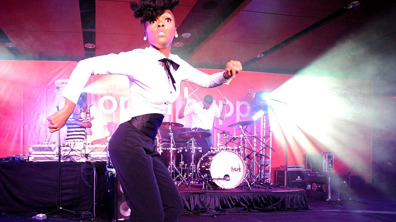 Janelle Monáe performt auf der Bühne im Jahr 2009. Janelle Monáe performt auf der Bühne im Jahr 2009.