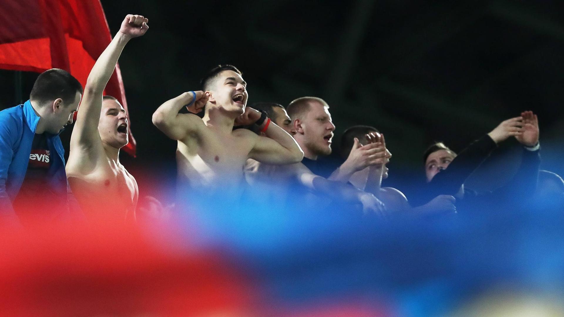 Fans von CSKA Moscow in der russischen Ersten Liga 2017/2018 gegen Dynamo Moskau in der VEB Arena. Fans von CSKA Moscow in der russischen Ersten Liga 2017/2018 gegen Dynamo Moskau in der VEB Arena.
