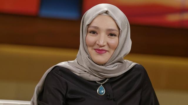 Die Publizistin Kübra Gümüşay in einer TV-Talkshow.