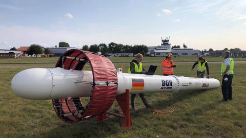 Die 10 Meter lange BGR-Sonde, die im Projekt an einen Hubschrauber gehängt wird, um Daten zu erheben.