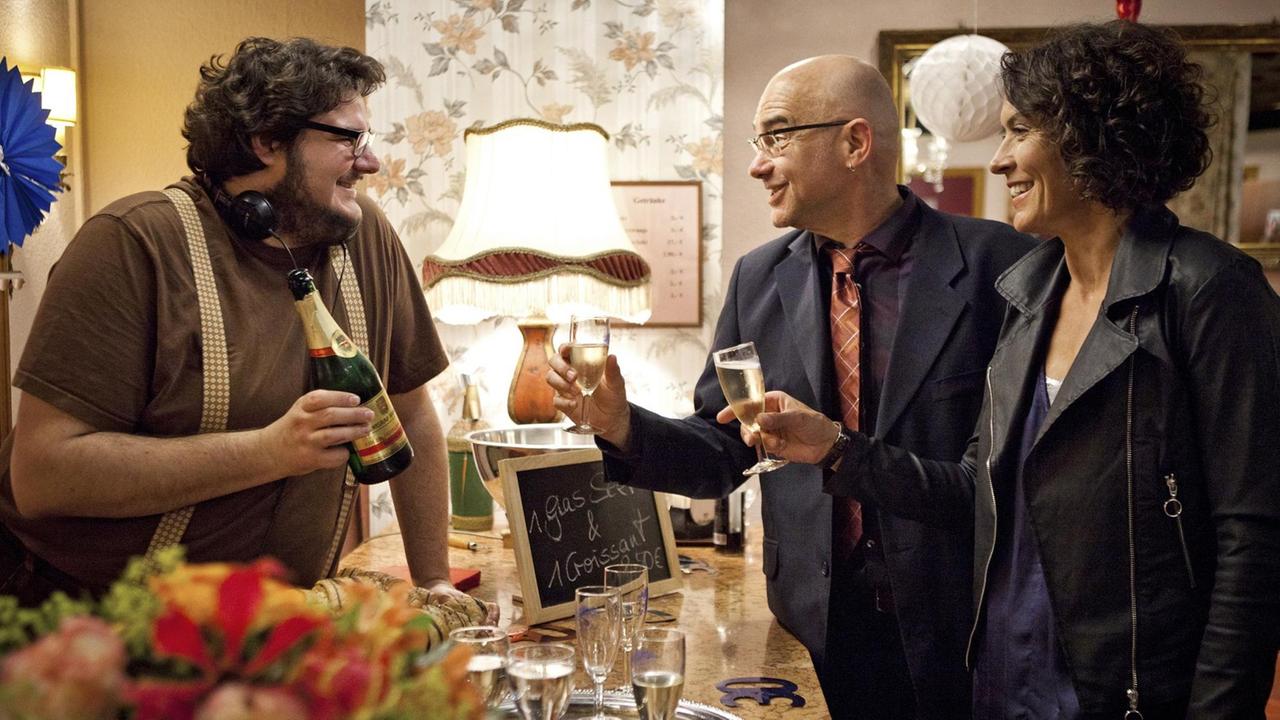 Tatort-Dreh: Regisseur Axel Ranisch, links, mit den Schauspielern Ulrike Folkerts und Peter Espeloer. Tatort-Dreh: Regisseur Axel Ranisch, links, mit den Schauspielern Ulrike Folkerts und Peter Espeloer.