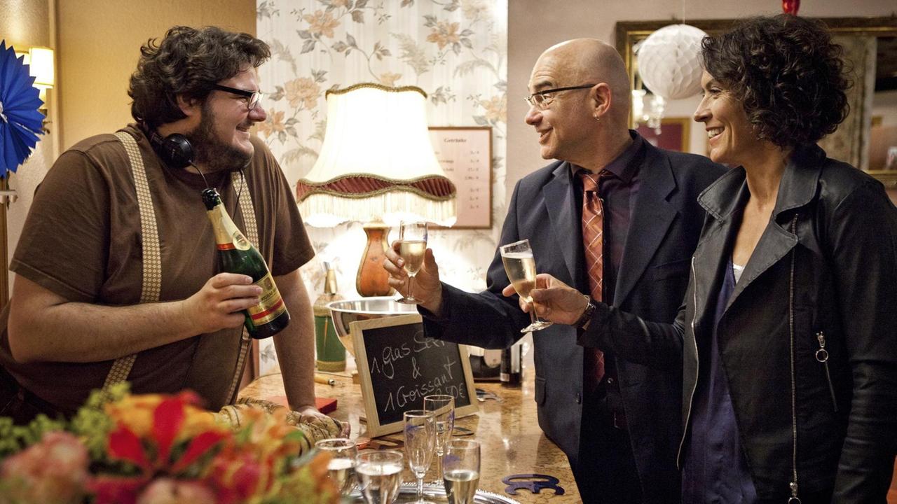 Mit Improvisation, Herzblut und Humor auf Tätersuche - Axel Ranisch inszeniert den „Tatort - Babbeldasch“ in Ludwigshafen Bei den Dreharbeiten zum "Tatort - Babbeldasch" stand an den ersten Drehtagen eine Theater-Premiere auf dem Plan. Am Set: Regisseur Axel Ranisch, links, mit Ulrike Folkerts und Peter Espeloer. Mit Improvisation, Herzblut und Humor auf Tätersuche - Axel Ranisch inszeniert den „Tatort - Babbeldasch“ in Ludwigshafen Bei den Dreharbeiten zum "Tatort - Babbeldasch" stand an den ersten Drehtagen eine Theater-Premiere auf dem Plan. Am Set: Regisseur Axel Ranisch, links, mit Ulrike Folkerts und Peter Espeloer.