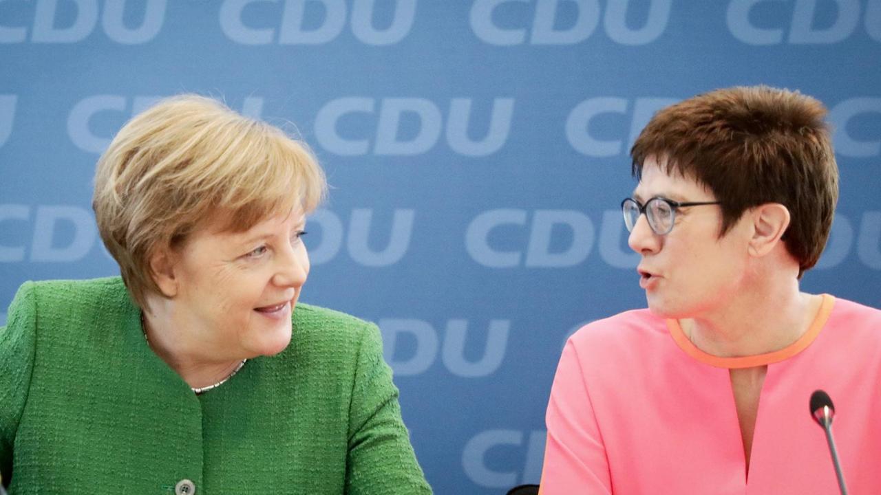 Bundeskanzlerin Angela Merkel (links) und die CDU-Bundesvorsitzende Annegret Kramp-Karrenbauer Bundeskanzlerin Angela Merkel (links) und die CDU-Bundesvorsitzende Annegret Kramp-Karrenbauer