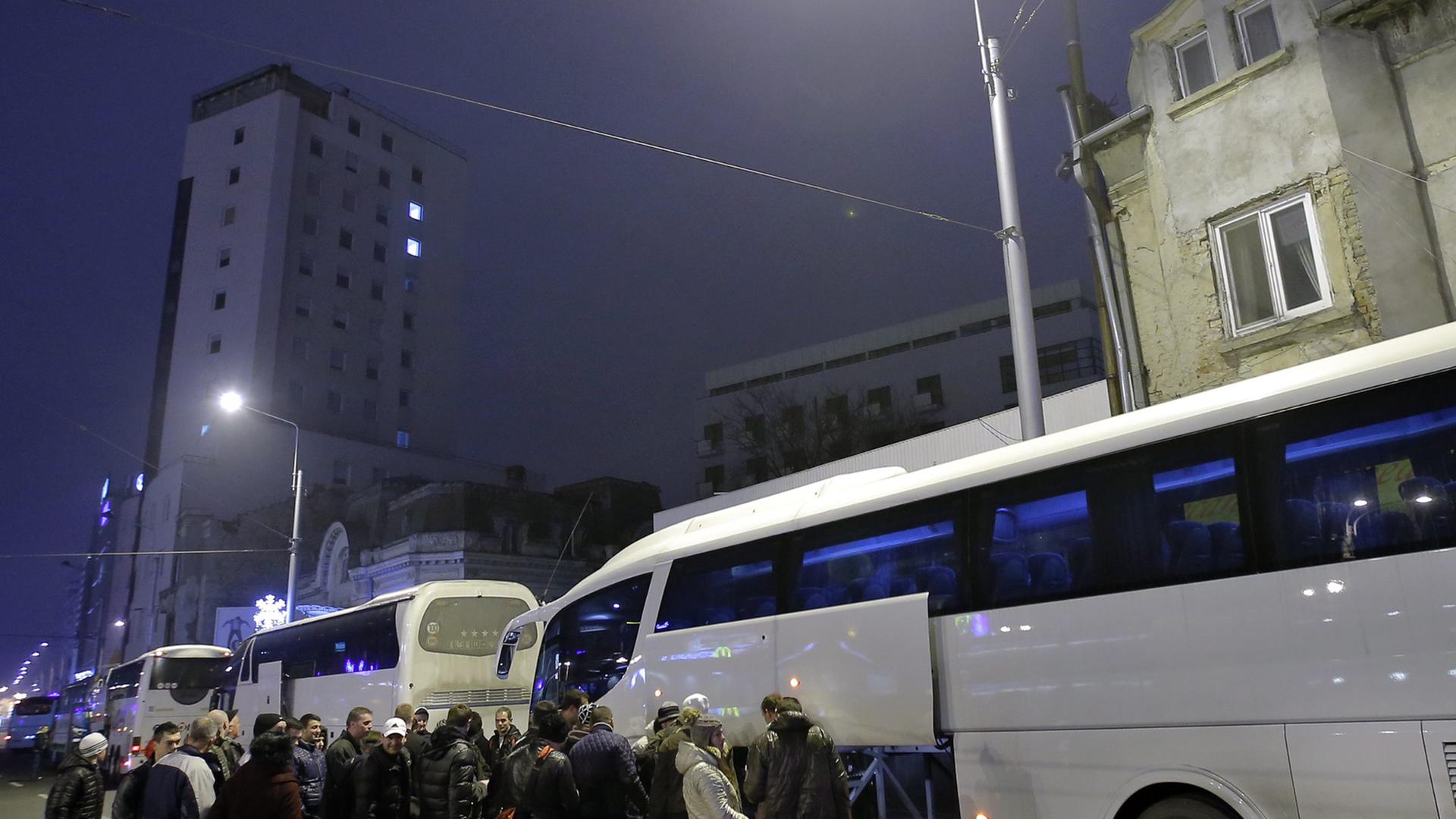 Rumänen warten vor einem Bus nach Deutschland und Belgien darauf, dass ihr Gepäck verladen wird. Rumänen warten vor einem Bus nach Deutschland und Belgien darauf, dass ihr Gepäck verladen wird.
