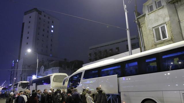 Rumänen warten vor einem Bus nach Deutschland