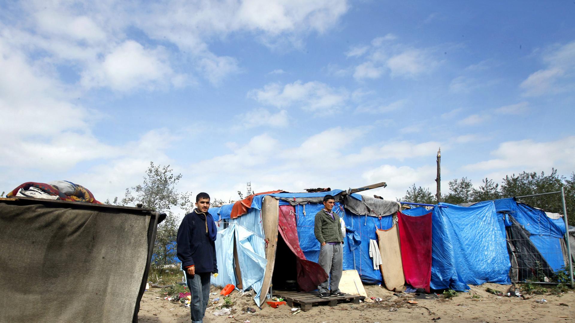 Afghanische Flüchtlinge am 17. September 2009 in einem improvisierten Lager in der Nähe von Calais in Frankreich. Afghanische Flüchtlinge am 17. September 2009 in einem improvisierten Lager in der Nähe von Calais in Frankreich.