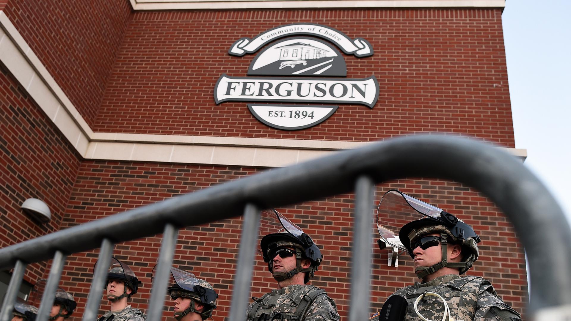 Truppen der Nationalgarde vor dem Polizeirevier in der Stadt Ferguson. Truppen der Nationalgarde vor dem Polizeirevier in der Stadt Ferguson.