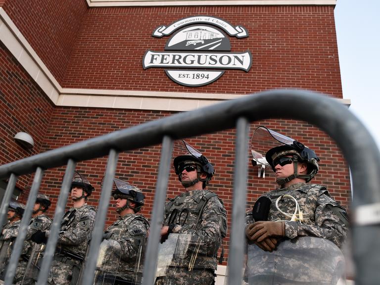 Truppen der Nationalgarde vor dem Polizeirevier in der Stadt Ferguson.