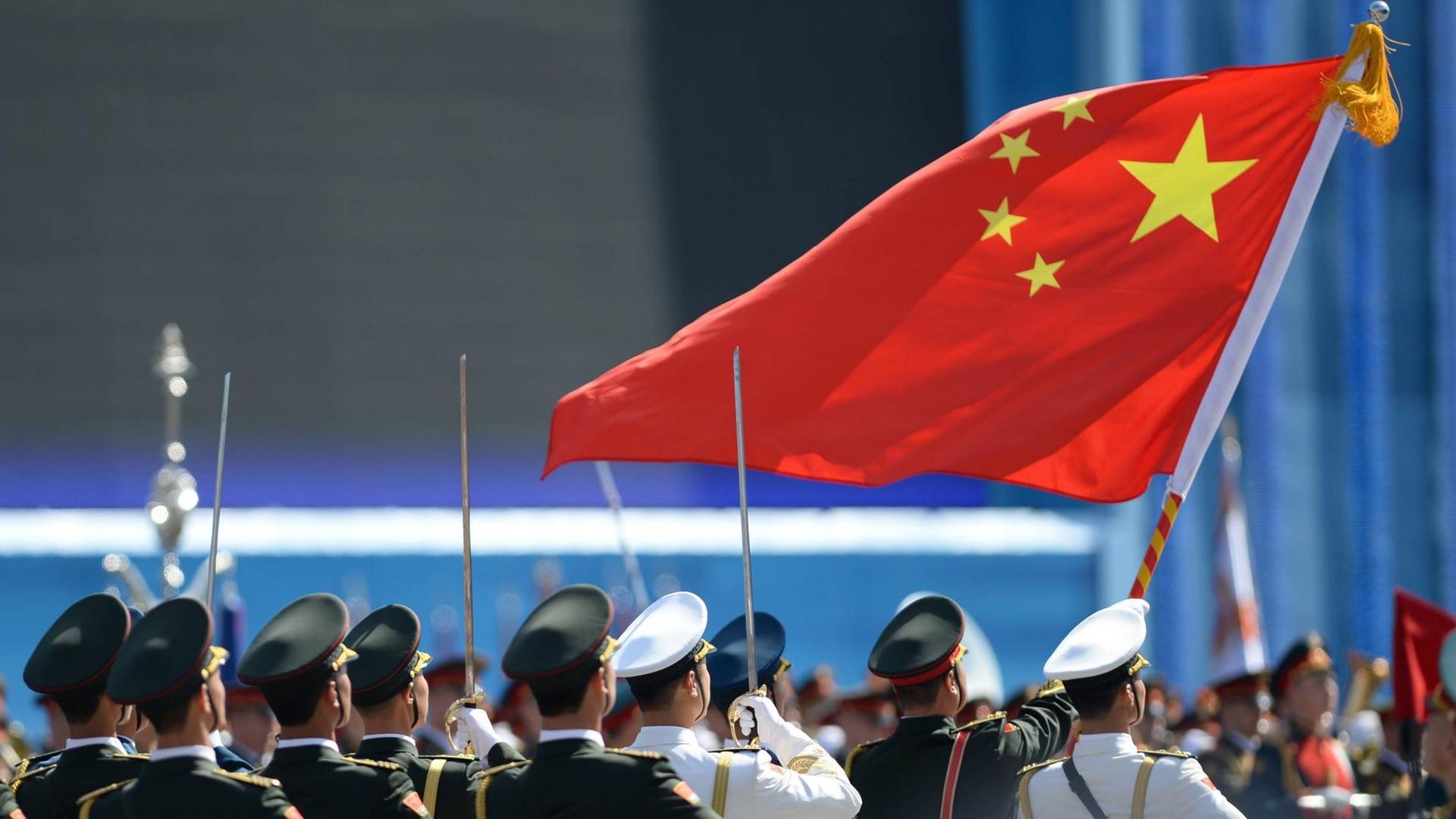 Chinas Selbstbewusstsein ist in den letzten Jahren markant gewachsen, sagt der Politologe Eberhard Sandschneider. Ehrengarde der Chinesischen Befreiungsarmee bei einer Militärparade.