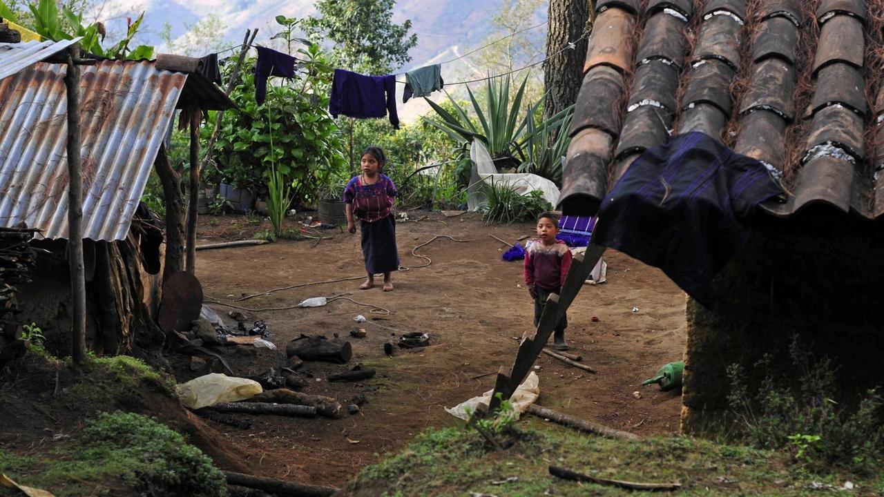 Kinder in einem ärmlich wirkenden Dorf in Guatemala.