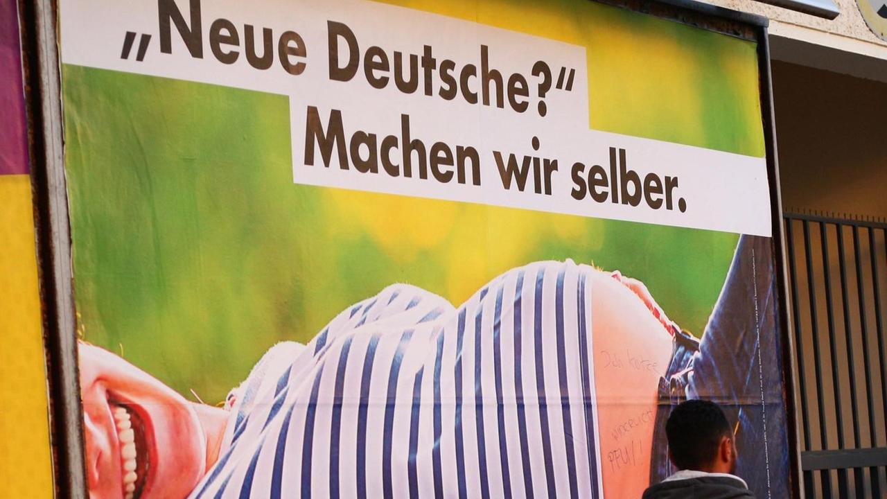 Auf einem Plakat ist eine schwangere Frau zu sehen. Darunter die Aufschrift: "Neue Deutsche? Machen wir selber". Auf einem Plakat ist eine schwangere Frau zu sehen. Darunter die Aufschrift: "Neue Deutsche? Machen wir selber".