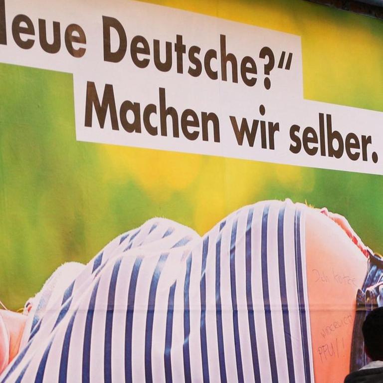 Auf einem Plakat ist eine schwangere Frau zu sehen. Darunter die Aufschrift: "Neue Deutsche? Machen wir selber".