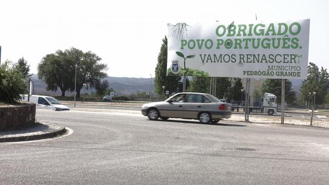 Ein Schild der Gemeinde Pedrógão Grande wirbt am Straßenrand für den Wiederaufbau.