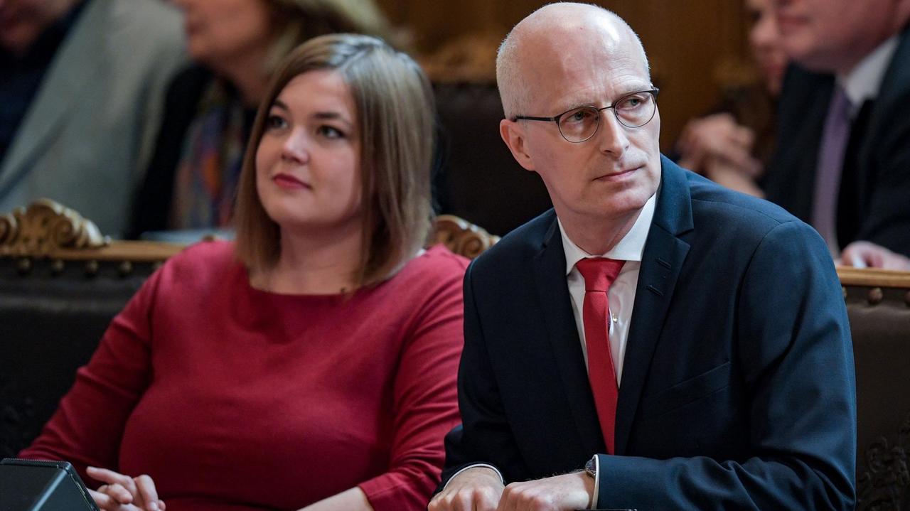 Katharina Fegebank (L) und Peter Tschentscher (r) während einer Sitzung der Hamburgischen Bürgerschaft am 11.04.2018 Katharina Fegebank (L) und Peter Tschentscher (r) während einer Sitzung der Hamburgischen Bürgerschaft am 11.04.2018