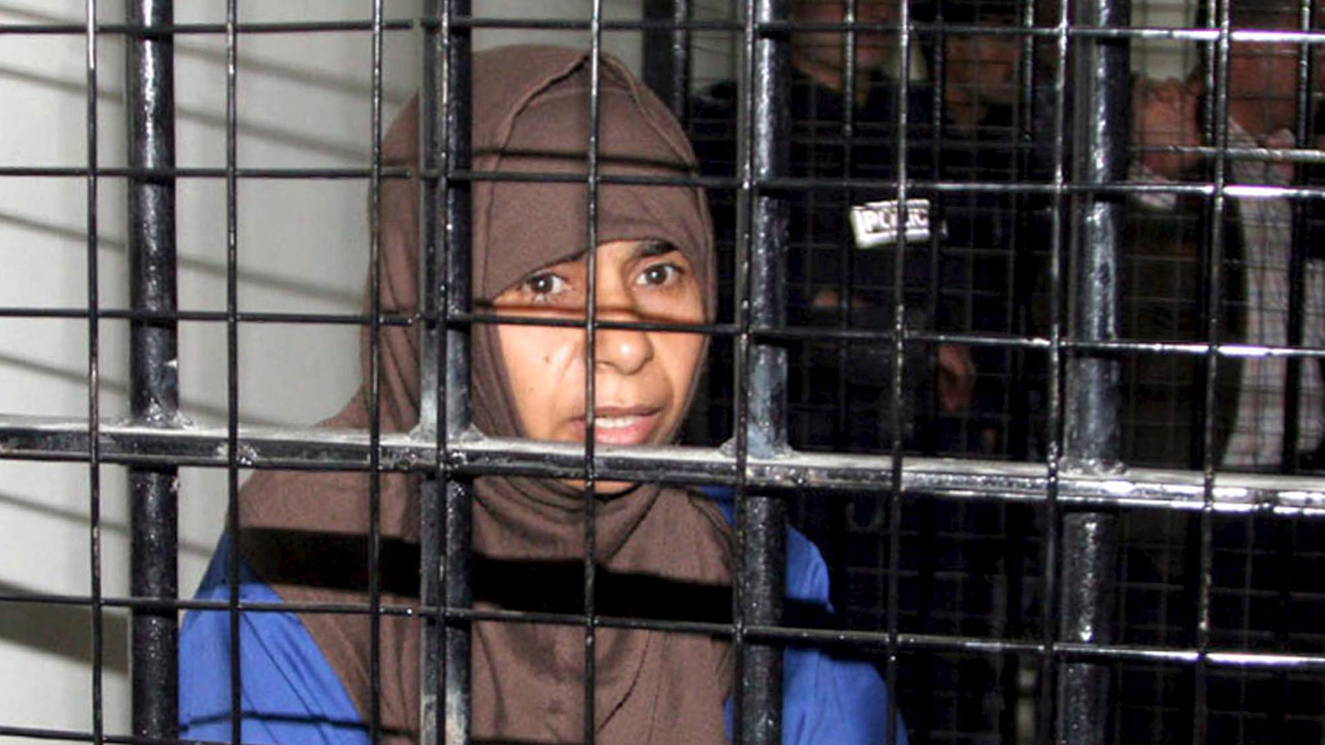 Die Terroristin Sadschida al-Rischawi steht in einer Gefängniszelle.