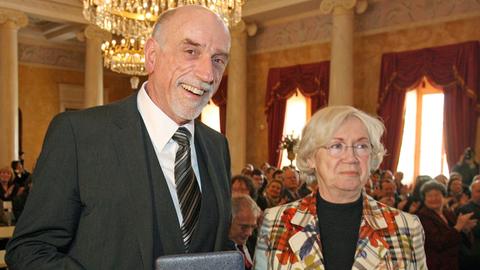 John E. Woods erhielt 2008 die Goethe-Medaille (hier von der ehemaligen Präsidentin des Instituts).