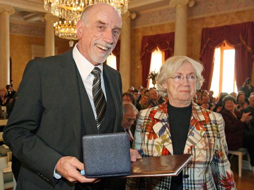 John E. Woods erhielt 2008 die Goethe-Medaille (hier von der ehemaligen Präsidentin des Instituts).