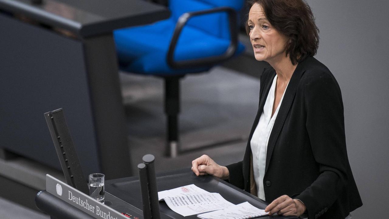 Dagmar Freitag steht am Mikrofon des Rednerpults im Deutschen Bundestag. Dagmar Freitag steht am Mikrofon des Rednerpults im Deutschen Bundestag.