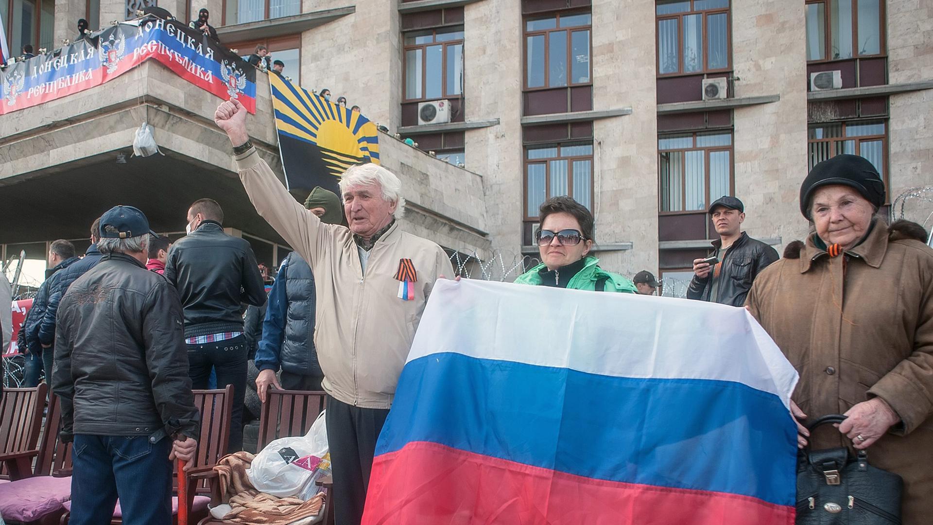 Pro-russische Demonstranten vor einem besetzten Verwaltungsgebäude in Donezk. Pro-russische Demonstranten vor einem besetzten Verwaltungsgebäude in Donezk.