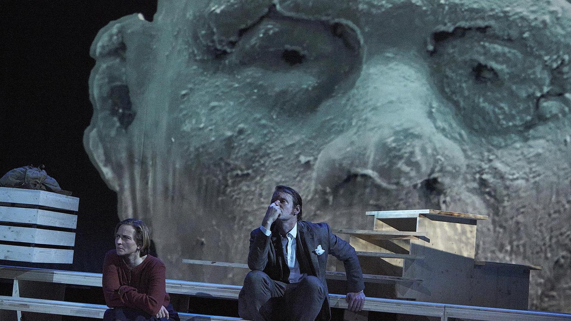Die Schauspieler Bettina Hoppe und Oliver Kraushaar bei der Inszenierung von "Phantom" Die Schauspieler Bettina Hoppe und Oliver Kraushaar bei der Inszenierung von "Phantom"