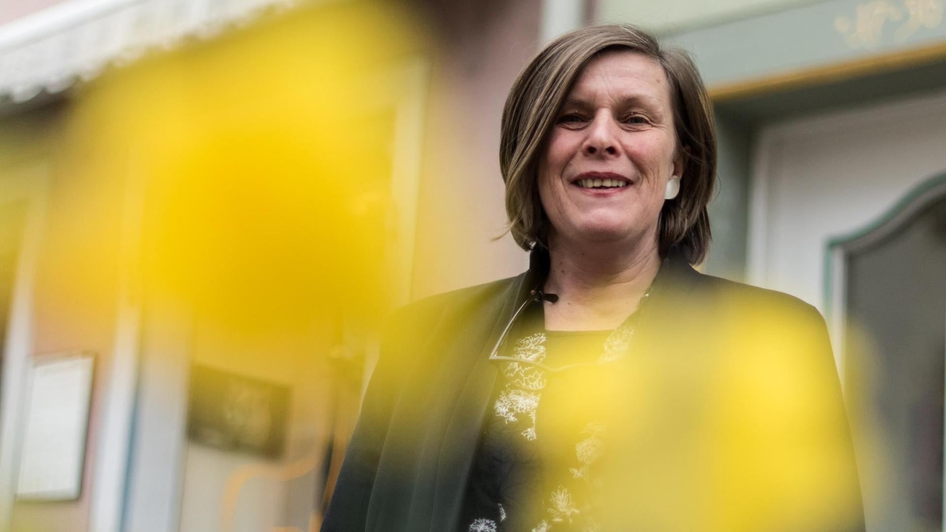 Die inzwischen verstorbene DIchterin Barbara Köhler zwischen zwei gelben Lichtflecken. Die inzwischen verstorbene DIchterin Barbara Köhler zwischen zwei gelben Lichtflecken.