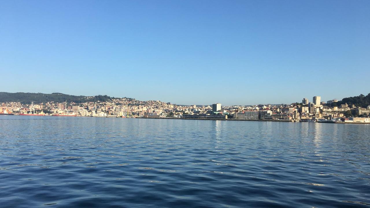 Blick auf die galicische Stadt Vigo vom Wasser aus