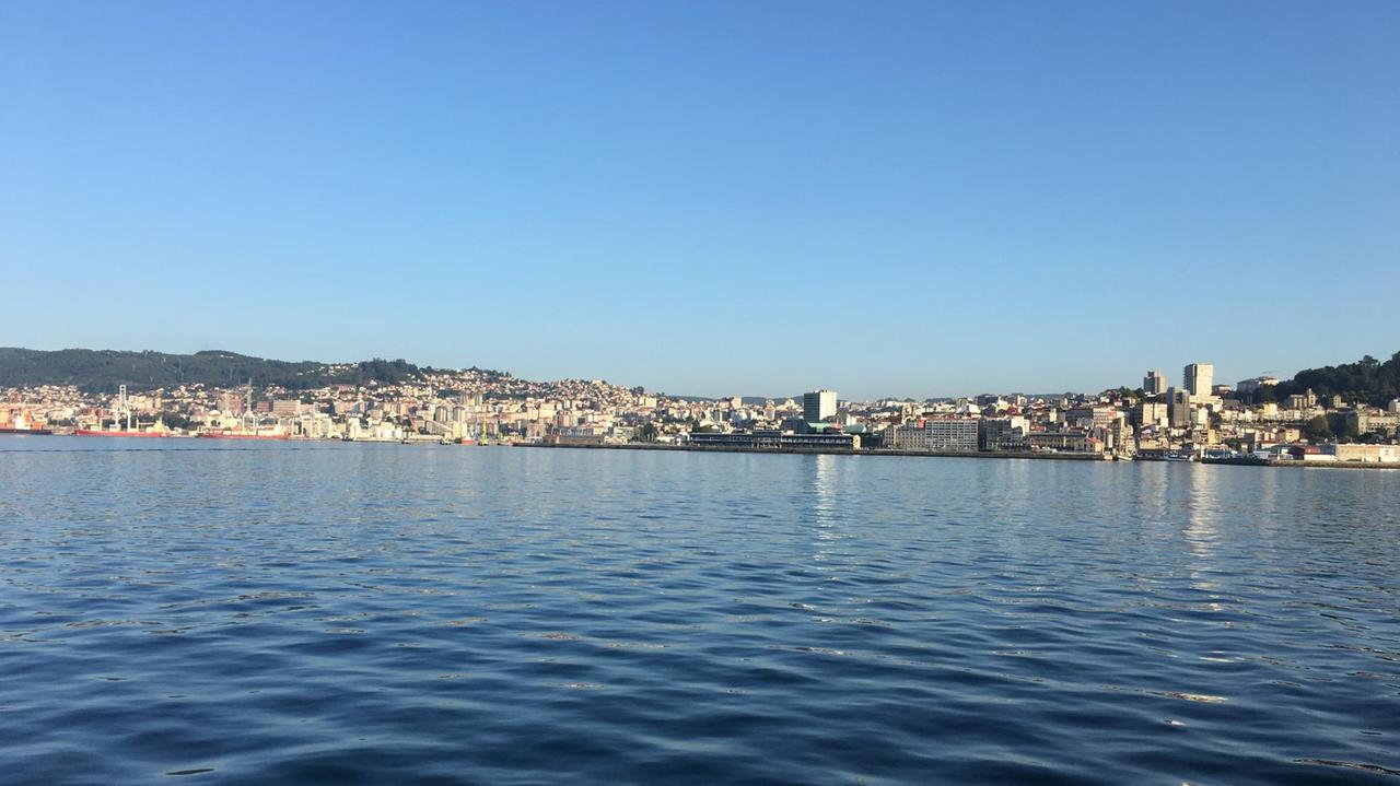 Blick auf die galicische Stadt Vigo vom Wasser aus Blick auf die galicische Stadt Vigo vom Wasser aus