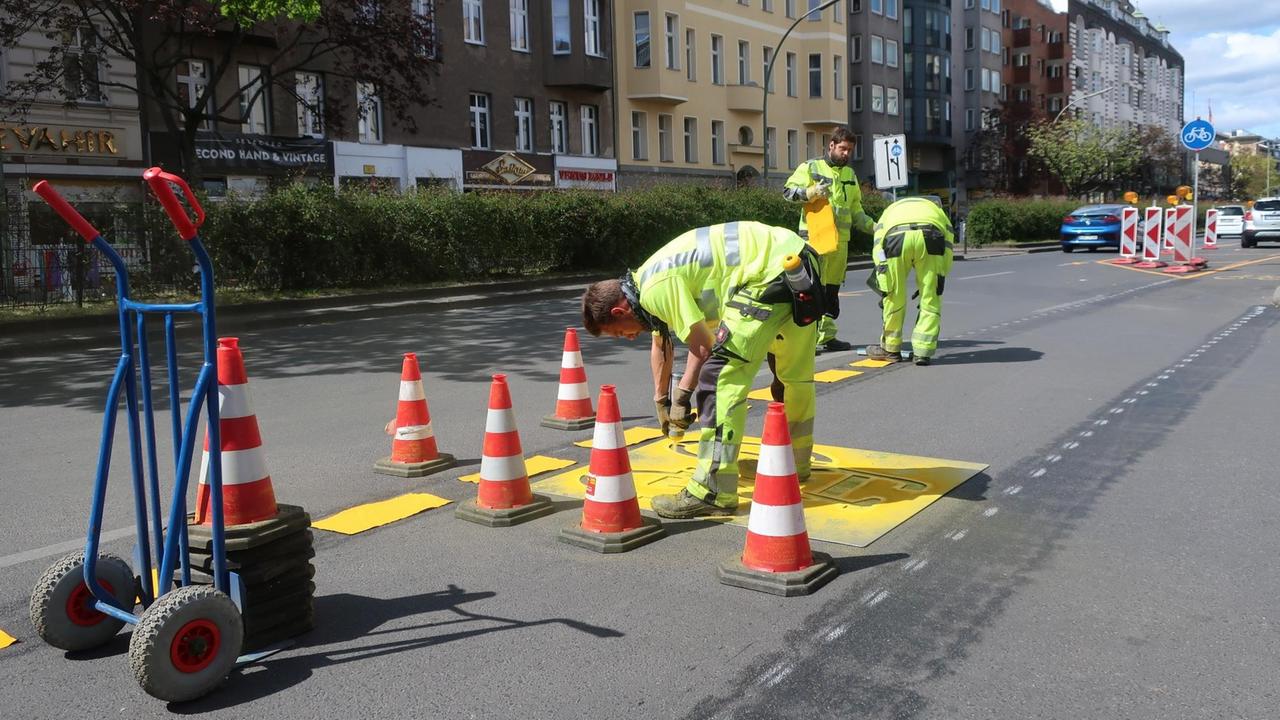 "Spurmacher" malen auf eine Straße in Berlin einen neuen Fahrradstreifen. "Spurmacher" malen auf eine Straße in Berlin einen neuen Fahrradstreifen.