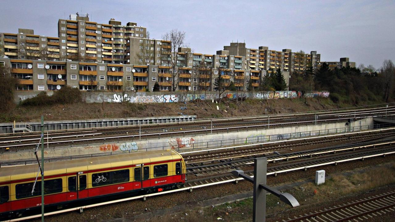 Sozialbauten an der Behmstraße im Schatten des Bahnhof Gesundbrunnen im Ortsteil Wedding Sozialbauten an der Behmstraße im Schatten des Bahnhof Gesundbrunnen im Ortsteil Wedding