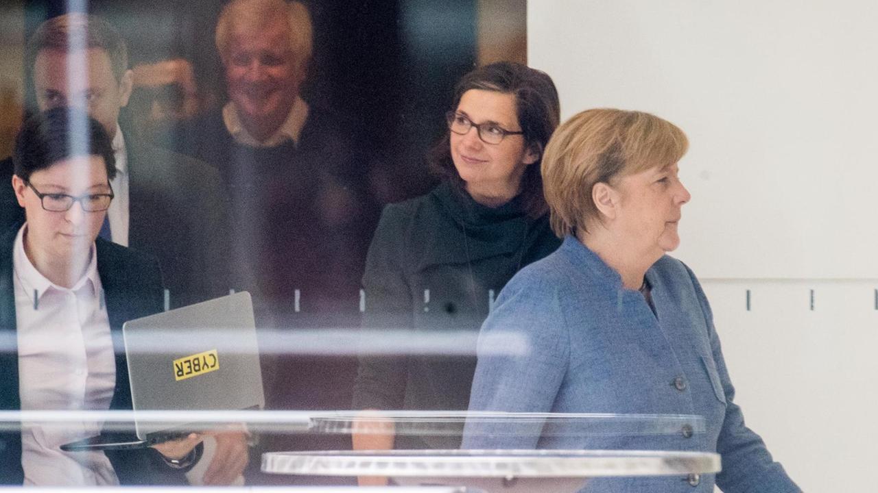 Bundeskanzlerin Angela Merkel (CDU) geht vor Katrin Göring-Eckardt, Fraktionsvorsitzende von Bündnis 90/Die Grünen, einer Mitarbeiterin (Parteizugehörigkeit unbekannt), Christian Lindner, FDP-Bundesvorsitzender, Cem Özdemir, Bundesvorsitzender von Bündnis 90/Die Grünen (verdeckt) und Horst Seehofer, CSU-Parteivorsitzender am 07.11.2017 im Bundestag in Berlin zu einer weiteren Verhandlungsrunde der Sondierungsgespräche zur Bildung einer Regierung aus CDU, CSU, FDP und Bündnis 90/Die Grünen.