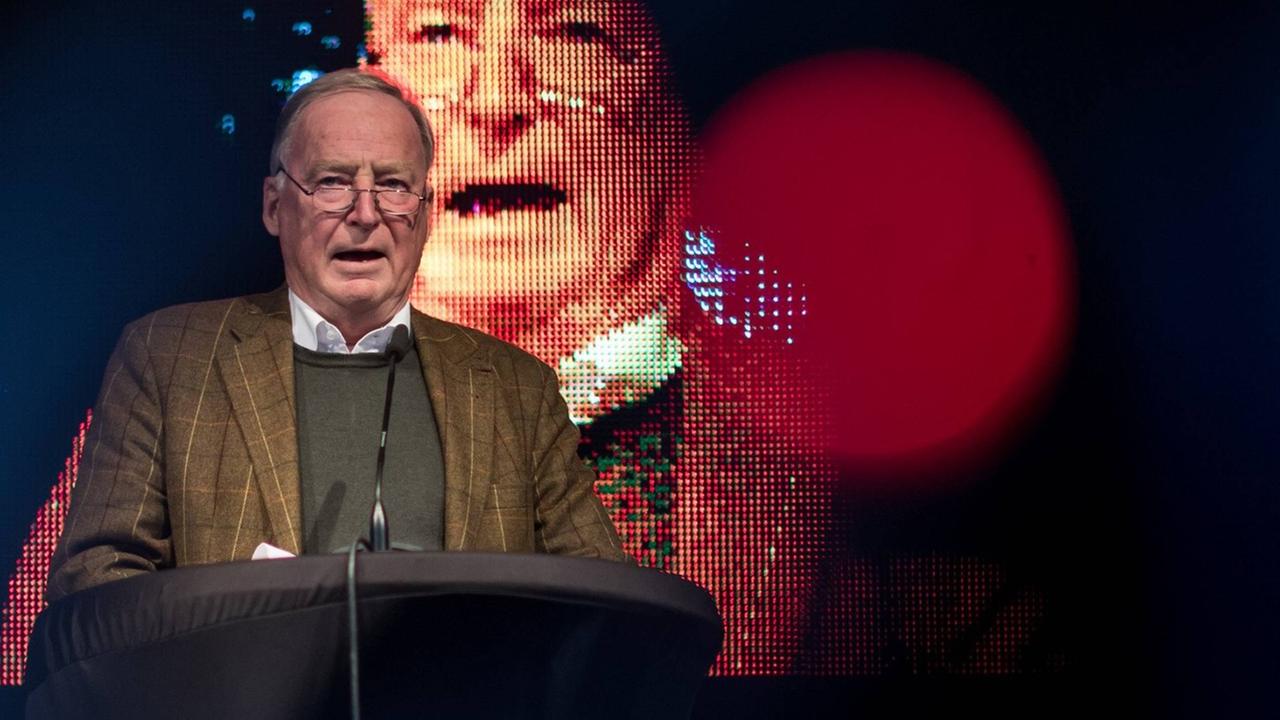 Alexander Gauland (AfD) hält im September 2017 bei einer AfD-Wahlkampfkundgebung in Magdeburg eine Rede Alexander Gauland (AfD) hält im September 2017 bei einer AfD-Wahlkampfkundgebung in Magdeburg eine Rede