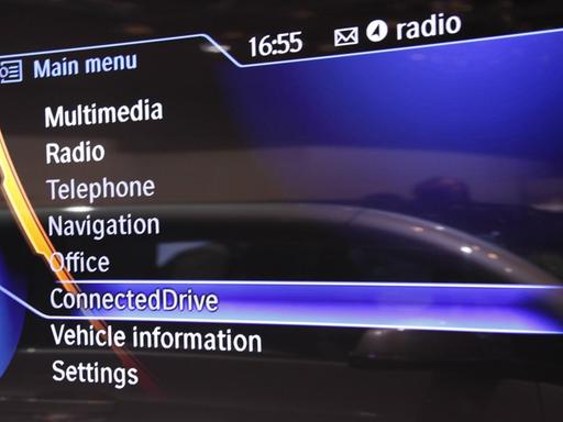 Ein Bildschirm zeigt das BMW Angebot "Connected Drive" auf der Internationalen Funkaustellung (IFA) 2015 in der Samsung Messehalle.