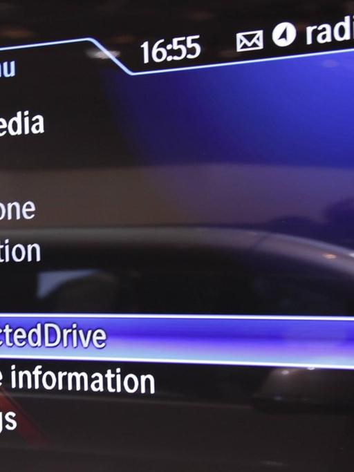 Ein Bildschirm zeigt das BMW Angebot "Connected Drive" auf der Internationalen Funkaustellung (IFA) 2015 in der Samsung Messehalle.