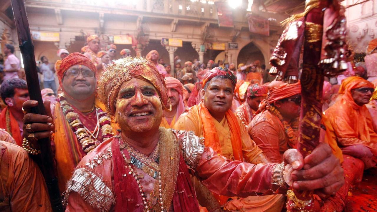 Hinduistische Männer feiern das Holi-Fest in Barsana, Indien. In Barsana feiern Menschen das "Lathmar" Holi, eine Variation des klassichen Holi-Festes. Hinduistische Männer feiern das Holi-Fest in Barsana, Indien. In Barsana feiern Menschen das "Lathmar" Holi, eine Variation des klassichen Holi-Festes.