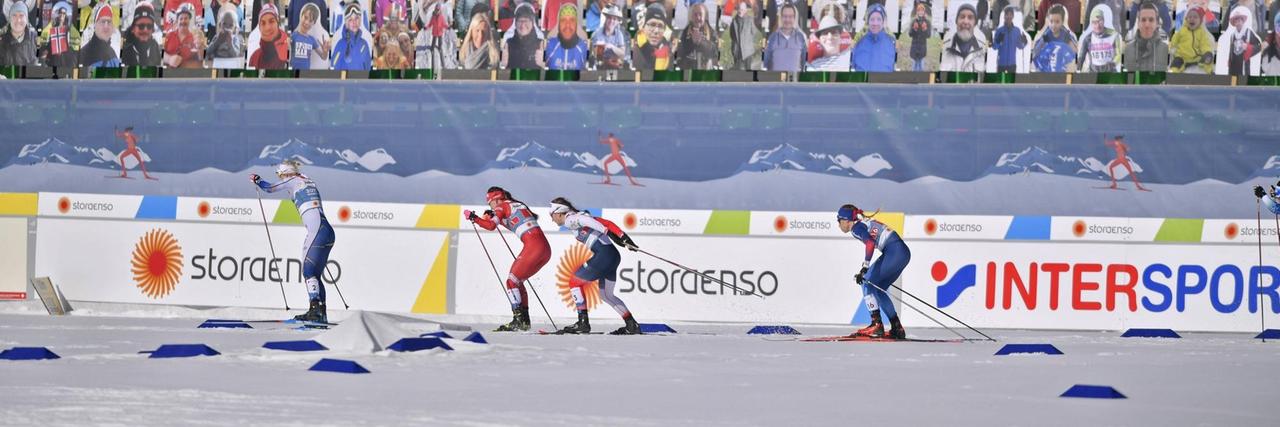 Nordische Ski-WM in Oberstdorf 2021.  Pappkameraden wegen Corona-Pandemie auf der Tribüne sind stumme Zeugen des Laufes.